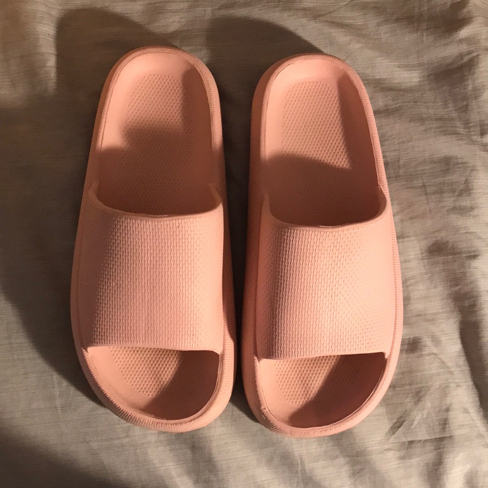 🩰 * 6.5 - 7 . Pretty baby pink slides . In good conditions *